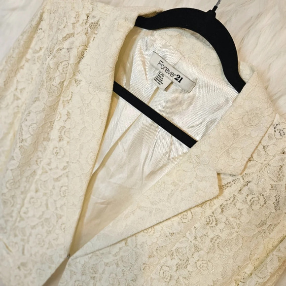 Forever 21 Classic Off-White Lace Cropped Lined Blazer - Picture 2 of 5